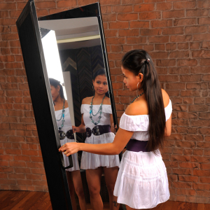 Vertical free standing stationary glassless mirror